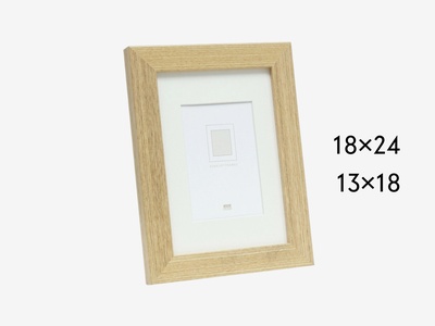 Cadre simple couleur chêne a un verre normal de qualité et un passe-partout blanc cassé en carton. Un cadre parfait pour un encadrement discret de vos plus belles photos.