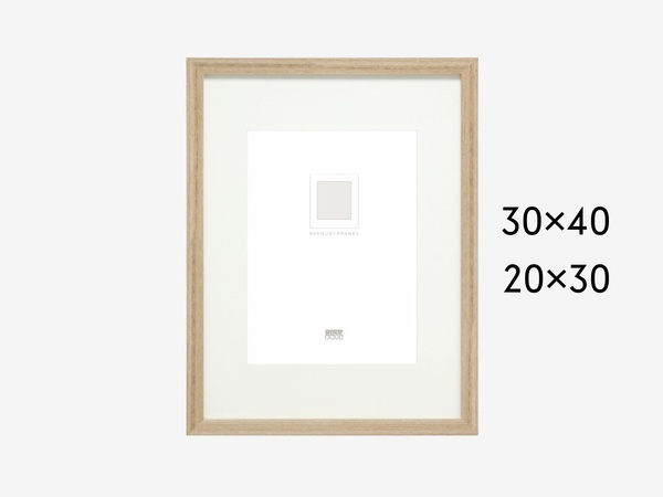 Cadre simple couleur chêne a un verre normal de qualité et un passe-partout blanc cassé en carton. Un cadre parfait pour un encadrement discret de vos plus belles photos.