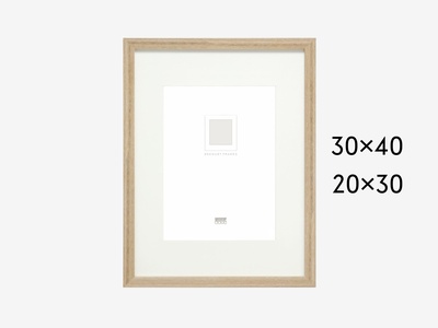 Cadre simple couleur chêne a un verre normal de qualité et un passe-partout blanc cassé en carton. Un cadre parfait pour un encadrement discret de vos plus belles photos.