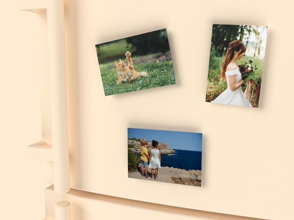 Découvrez notre magnet photo souple 9x13 mat, un format pratique de 9 centimètres de largeur sur 13 centimètres de hauteur, idéal pour afficher vos souvenirs préférés avec élégance sur toutes les surfaces magnétiques.