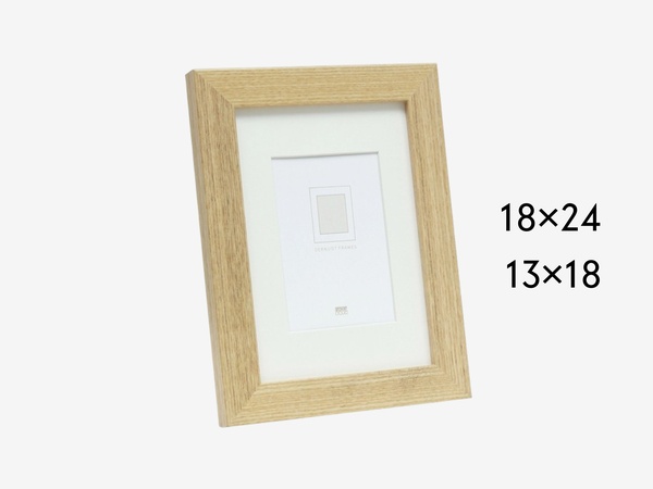Cadre simple couleur chêne a un verre normal de qualité et un passe-partout blanc cassé en carton. Un cadre parfait pour un encadrement discret de vos plus belles photos.