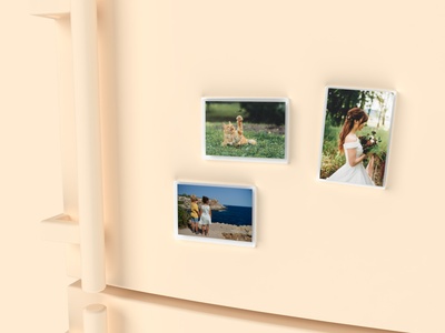 Découvrez notre magnet photo plexi 6x9, un petit bijou de 6 centimètres de largeur sur 9 centimètres de hauteur qui vous permet d'afficher vos souvenirs préférés de manière élégante et pratique.